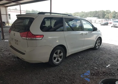2014 Toyota Sienna Le V6 8 Passenger z USA, uszkodzony, nr VIN 5TDKK3DC6ES508311